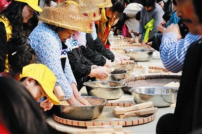 大鹏居民现场打米饼。 大鹏居民现场打米饼。