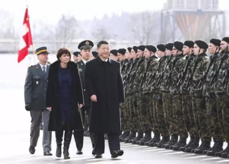 习近平在洛伊特哈德陪同下检阅仪仗队。 习近平在洛伊特哈德陪同下检阅仪仗队。