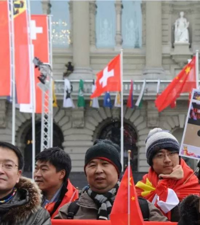 瑞士国旗和五星红旗共同飘扬在瑞士联邦议会和联邦政府所在地——联邦大厦前。(彭大伟 摄)