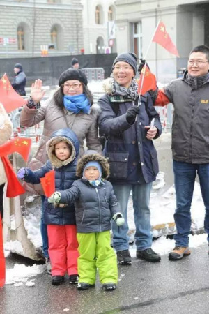 全家齐上阵。(彭大伟 摄) 全家齐上阵。(彭大伟 摄)
