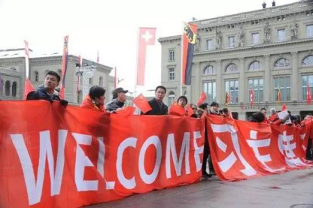 中西结合，Welcome 习主席！(彭大伟 摄)