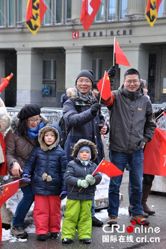 瑞士华人华侨迎接习主席到访