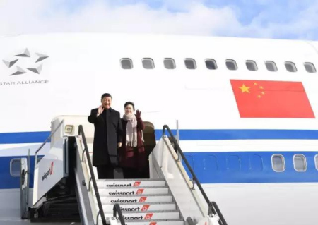 习近平和夫人彭丽媛步出舱门。 习近平和夫人彭丽媛步出舱门。