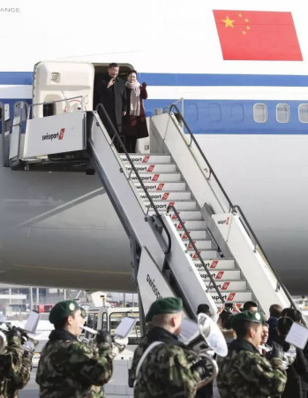 瑞士联邦主席洛伊特哈德和丈夫豪森亲自前来机场，在舷梯旁热情迎接，瑞方高级官员列队欢迎。