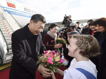 当地儿童向习近平和彭丽媛献上鲜花。 当地儿童向习近平和彭丽媛献上鲜花。