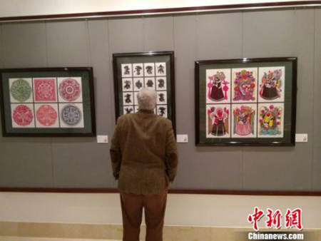 “花的絮语-中国剪纸艺术精品展”在马耳他首都瓦莱塔展出。(王大卫 摄)