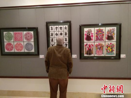 “花的絮语-中国剪纸艺术精品展”在马耳他首都瓦莱塔展出。(王大卫 摄) “花的絮语-中国剪纸艺术精品展”在马耳他首都瓦莱塔展出。(王大卫 摄)