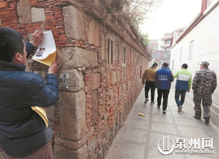 民警一边张贴悬赏通告，一边带着嫌疑人到新塘寻找当年介绍卖掉“陈三”的村民。