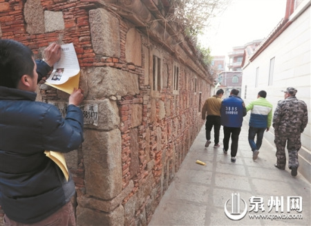 民警一边张贴悬赏通告,一边带着嫌疑人到新塘寻找当年介绍卖掉“陈三”的村民。 民警一边张贴悬赏通告,一边带着嫌疑人到新塘寻找当年介绍卖掉“陈三”的村民。