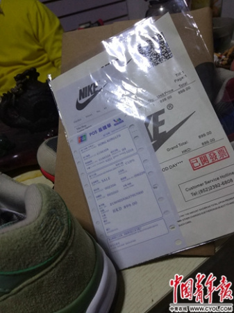  安福电商城内的小区，一户商家摆出了高仿鞋与提前打印好的小票。中国青年报·中青在线记者 卢义杰/摄