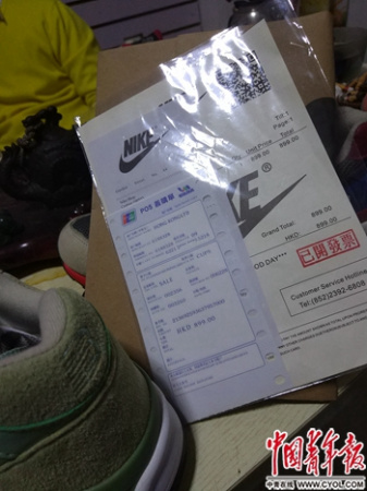 安福电商城内的小区,一户商家摆出了高仿鞋与提前打印好的小票。中国青年报·中青在线记者 卢义杰/摄 安福电商城内的小区,一户商家摆出了高仿鞋与提前打印好的小票。中国青年报·中青在线记者 卢义杰/摄