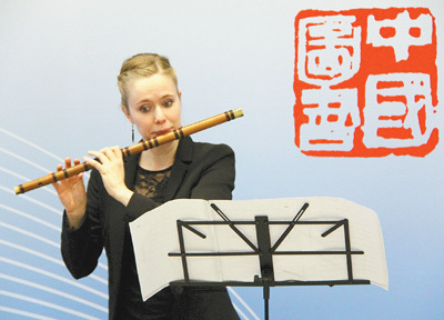 1月11日，在瑞士苏黎世大学，一名当地学生在“中国图书中心”揭幕仪式上表演笛子独奏。