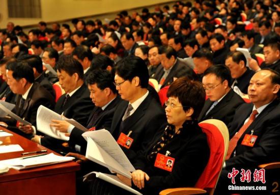 1月16日，安徽省第十二届人民代表大会第七次会议在合肥安徽大剧院开幕。图为出席会议的安徽省人大代表听取报告。 <a target='_blank' href='http://www.chinanews.com/'>中新社</a>记者 韩苏原 摄