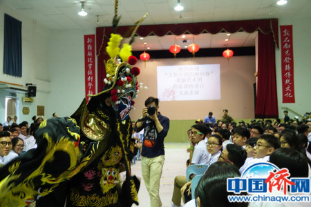 图为艺术团变脸演员走到学生之间表演。(陆春艳 摄)