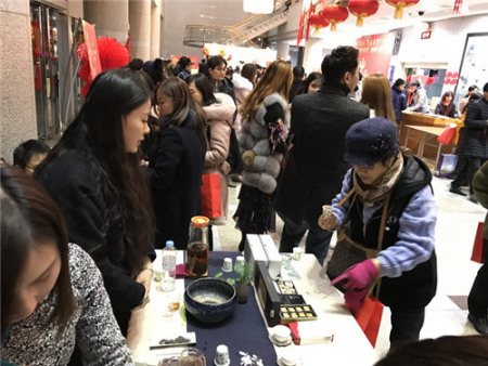 现场观众品尝益阳黑茶 现场观众品尝益阳黑茶