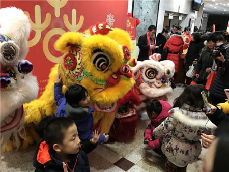 小朋友们搂着狮子合影 小朋友们搂着狮子合影