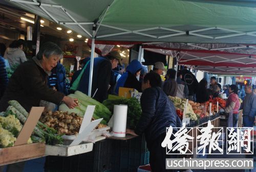 很多华裔居民在瓜果蔬菜摊位前采购，准备年货。(美国《侨报》/吴卓明 摄)