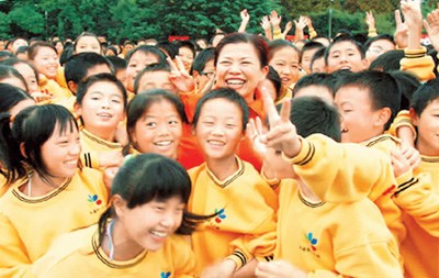 图为王琳达此前与北川中学学生在一起。资料图片