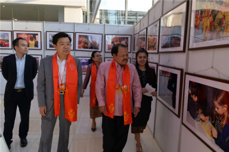 嘉宾观看“欢乐春节”图片展