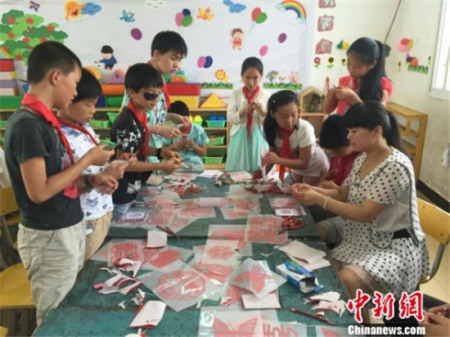 艺术馆专业文化工作者走进偏远乡村小学,为孩子们进行艺术教学。(资料图) 陈丹妮 摄 艺术馆专业文化工作者走进偏远乡村小学,为孩子们进行艺术教学。(资料图) 陈丹妮 摄