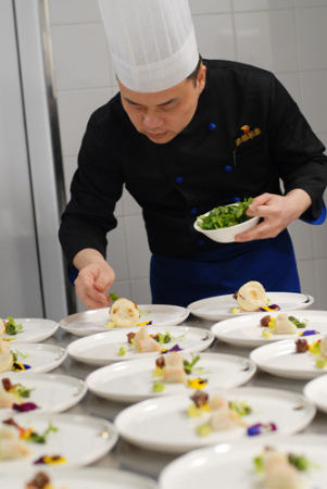 厨师在准备当天的菜肴 厨师在准备当天的菜肴