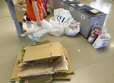 中国游客在日本机场留下的纸箱 中国游客在日本机场留下的纸箱