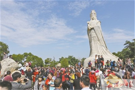 湄洲妈祖祖庙妈祖石雕圣像下游客如织。