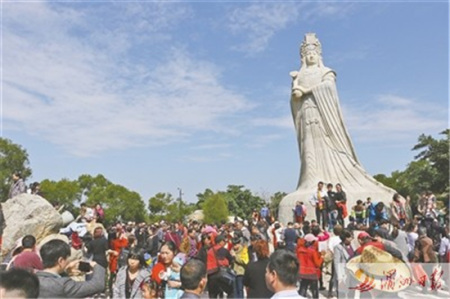 湄洲妈祖祖庙妈祖石雕圣像下游客如织。 湄洲妈祖祖庙妈祖石雕圣像下游客如织。
