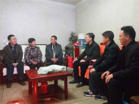 何光先与归侨侨眷亲切交谈 何光先与归侨侨眷亲切交谈