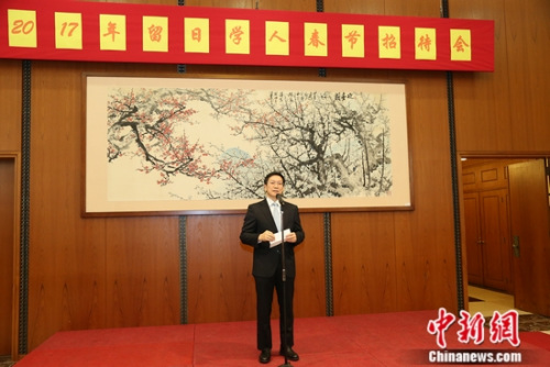 中国驻日使馆公参胡志平致祝酒辞。尹法根 摄