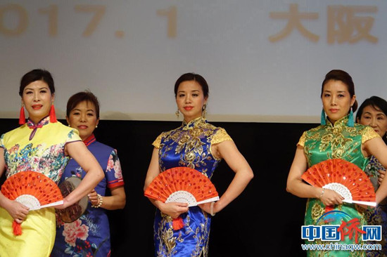 当地时间1月11日晚,“四海同春”艺术团在大阪市阿倍野区民中心,为当地侨胞提前送去了充满中华魅力的文化“年夜饭”,而当地华人节目的加入、中国艺术家和海外华侨华人同台献艺,让这场“海外春晚”更加“接地气”,赢得了满堂彩。图为当地华侨华人表演《中国旗袍走秀》。<a target='_blank' href='http://www.chinanews.com/'>中新社</a>记者 陆春艳 摄 当地时间1月11日晚,“四海同春”艺术团在大阪市阿倍野区民中心,为当地侨胞提前送去了充满中华魅力的文化“年夜饭”,而当地华人节目的加入、中国艺术家和海外华侨华人同台献艺,让这场“海外春晚”更加“接地气”,赢得了满堂彩。图为当地华侨华人表演《中国旗袍走秀》。<a target='_blank' href='http://www.chinanews.com/'>中新社</a>记者 陆春艳 摄