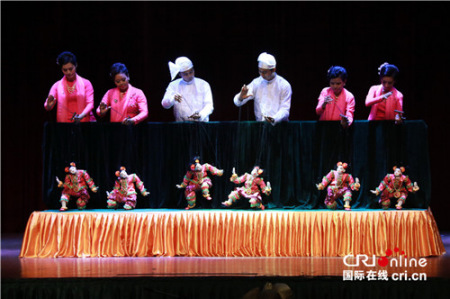 缅甸的艺术家们献上的传统木偶戏