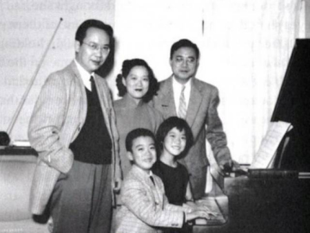 马友友幼时与家人合影。左一为马友友叔叔,中为马友友母亲,右一为马友友父亲。 马友友幼时与家人合影。左一为马友友叔叔,中为马友友母亲,右一为马友友父亲。