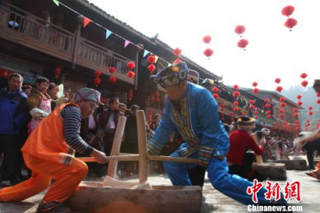 印江土家族苗族自治县团龙村村民打糍粑。 周燕玲 摄 印江土家族苗族自治县团龙村村民打糍粑。 周燕玲 摄