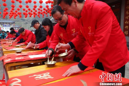 印江县书法爱好者书写对联。 周燕玲 摄 印江县书法爱好者书写对联。 周燕玲 摄