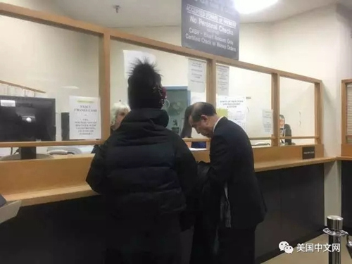 周立波的律师莫虎与周立波太太胡洁为周立波交保释金。(美国中文网) 周立波的律师莫虎与周立波太太胡洁为周立波交保释金。(美国中文网)