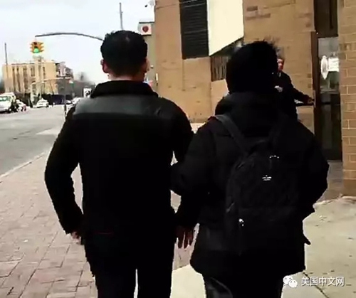 周立波胡洁夫妇两人在步出法庭时,全程都手挽手,显得十分甜蜜。(美国中文网) 周立波胡洁夫妇两人在步出法庭时,全程都手挽手,显得十分甜蜜。(美国中文网)