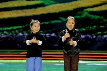 两个“小梅花”获奖者表演豫剧《朝阳沟》选段 两个“小梅花”获奖者表演豫剧《朝阳沟》选段