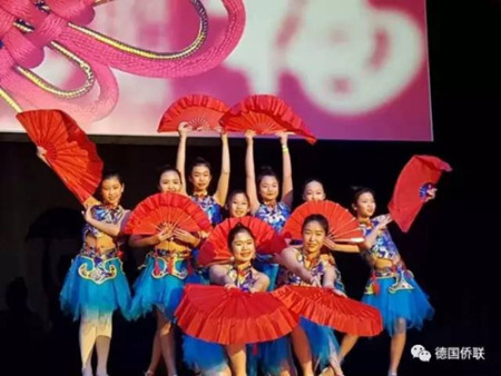 “文化中国·华星闪耀”德国春晚演出现场。（德国花星艺术团供图）