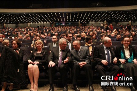 塞尔维亚总统尼科利奇(右四)与中国驻塞尔维亚大使李满长演出前亲切交谈