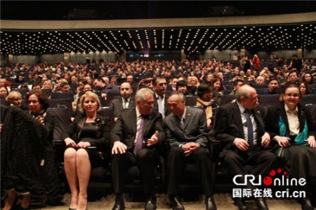 塞尔维亚总统尼科利奇(右四)与中国驻塞尔维亚大使李满长演出前亲切交谈 塞尔维亚总统尼科利奇(右四)与中国驻塞尔维亚大使李满长演出前亲切交谈