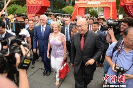 澳大利亚总理马尔科姆_特恩布尔及夫人在灯会承办方澳大利亚南海文化传媒集团董事长兼总裁李冰的陪同下抵达悉尼中国新年灯会现场。 朱田力 摄 澳大利亚总理马尔科姆_特恩布尔及夫人在灯会承办方澳大利亚南海文化传媒集团董事长兼总裁李冰的陪同下抵达悉尼中国新年灯会现场。 朱田力 摄