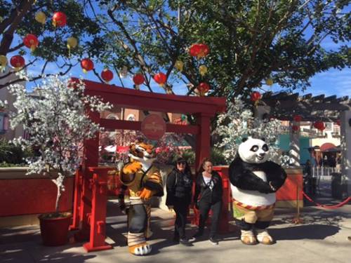 功夫熊猫阿宝和游客亲切互动。(美国《世界日报》/张宏 摄) 功夫熊猫阿宝和游客亲切互动。(美国《世界日报》/张宏 摄)