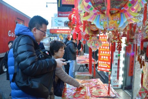 随着农历春节的到来,法拉盛街头涌现了贩卖年货的店面,但是他们只开一个多月,春节之后就会消失。(美国《世界日报》/牟兰 摄影) 随着农历春节的到来,法拉盛街头涌现了贩卖年货的店面,但是他们只开一个多月,春节之后就会消失。(美国《世界日报》/牟兰 摄影)