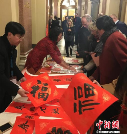 中国书法家和剪纸艺术家通过春联、剪纸为捷克民众送吉纳福。 中国书法家和剪纸艺术家通过春联、剪纸为捷克民众送吉纳福。