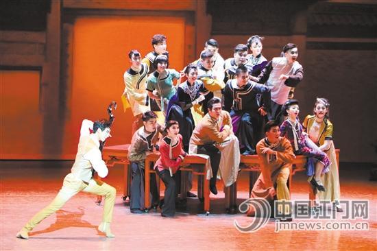 《沙湾往事》用舞蹈演绎了一段传奇故事。 《沙湾往事》用舞蹈演绎了一段传奇故事。