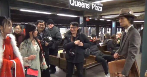 李凯迪（左一）在纽约地铁传播中国文化（美国中文网）