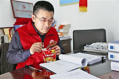 为了节省时间,一碗方便面就是他的午饭。 为了节省时间,一碗方便面就是他的午饭。