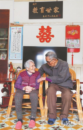 陈梅生夫妇恩爱如初(王柏峰/摄) 陈梅生夫妇恩爱如初(王柏峰/摄)