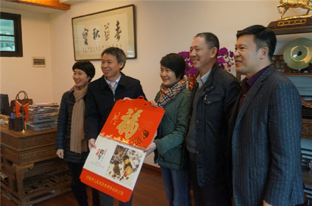 刘良辉慰问侨企宁德市白莲花涂料有限公司 刘良辉慰问侨企宁德市白莲花涂料有限公司